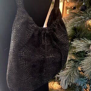 Elegant Black Textured snakeskin Women's Bag